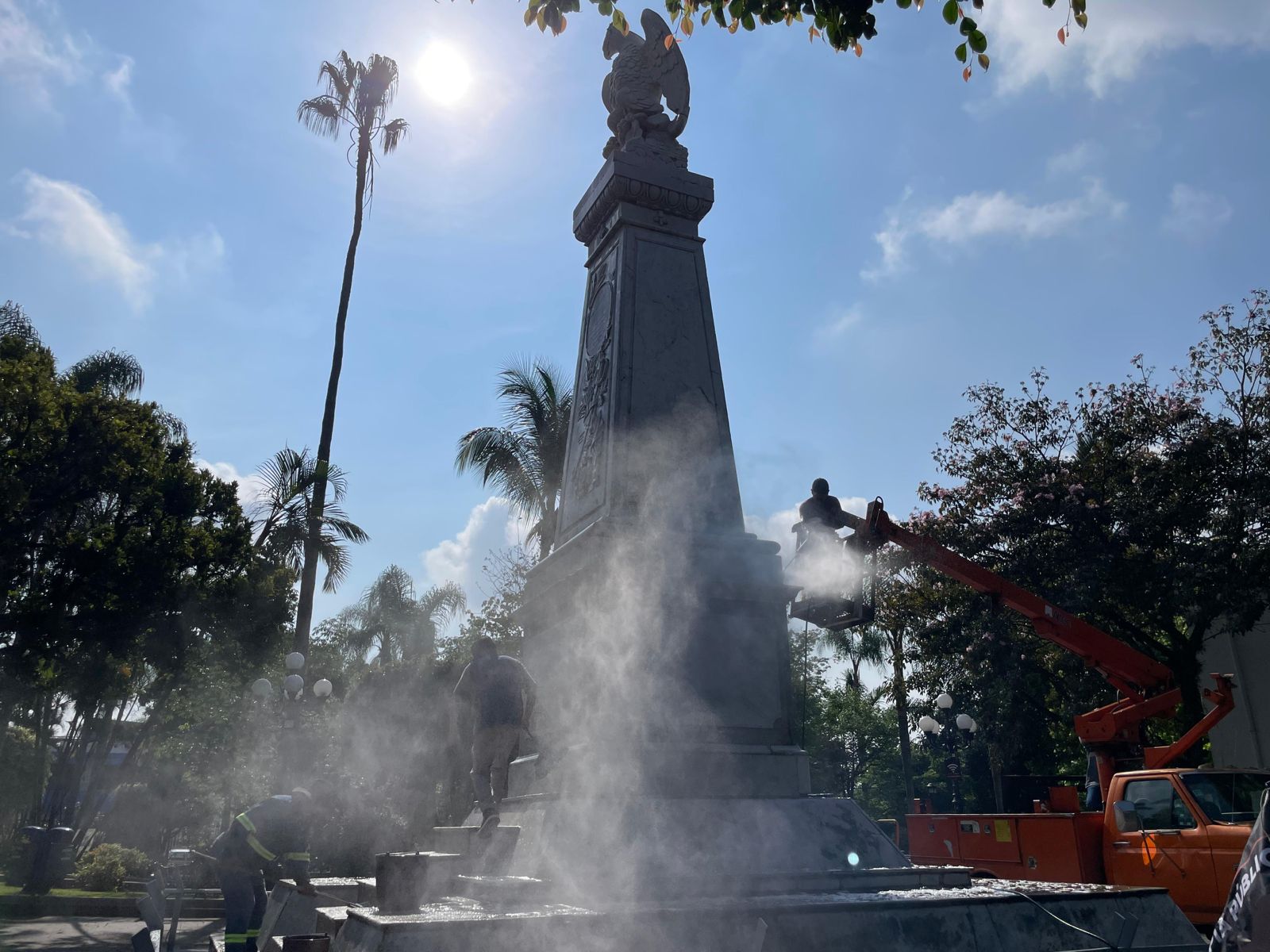Limpian Monumento del Águila. En el parque Venustiano Carranza