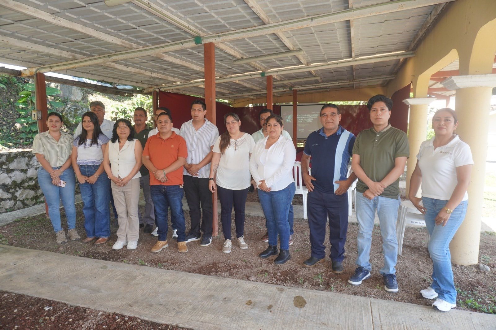 Realizan reunión de trabajo con directores de Fomento Agropecuario en el Parque de Floricultura de Córdoba