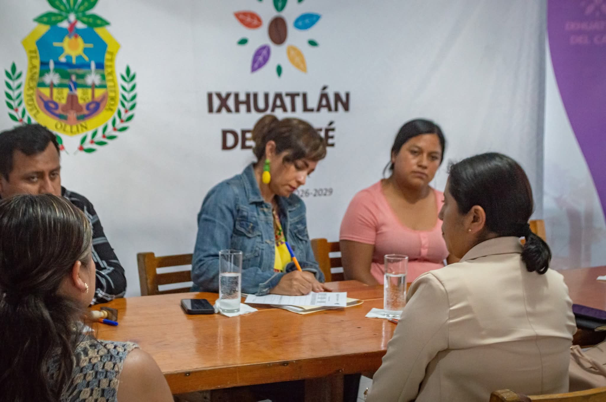 Unen esfuerzos por las mujeres de Ixhuatlán del Café