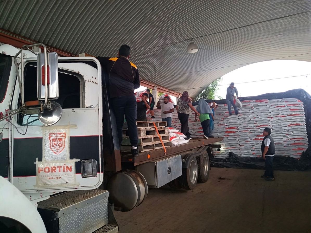 Apoya Ayuntamiento en traslado de fertilizante a productores fortinenses