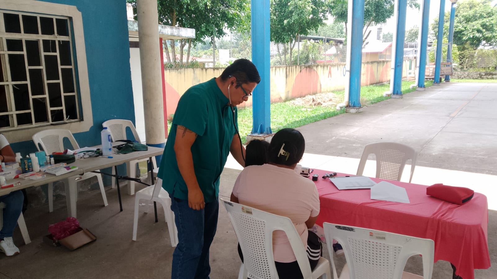 Jornada de salud en Acayotla beneficia a decenas de familias con consultas y medicamentos gratuitos