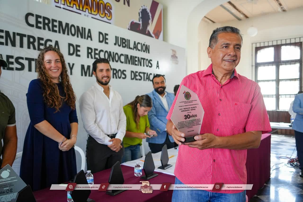 Reconocen a docentes de educación física por su compromiso con la formación integral de la niñez y juventud