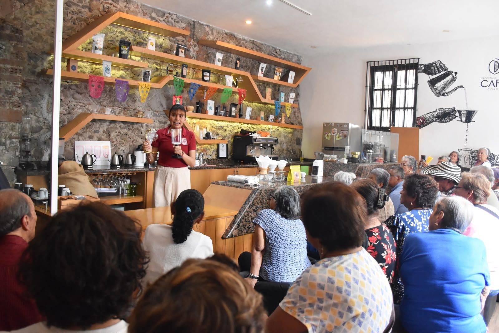Adultos mayores de Estancia “Nuestras Raíces” disfrutan recorrido por el Museo del Café